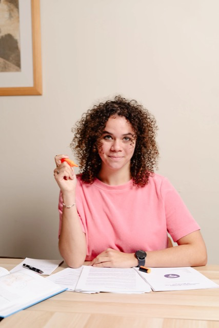 A Stuvia seller at her desk